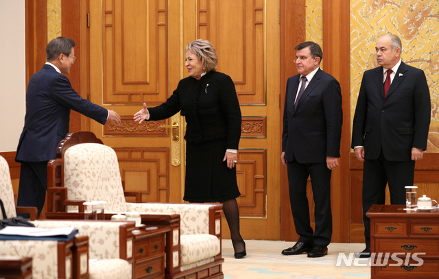 【서울=뉴시스】박진희 기자 = 문재인 대통령이 5일 청와대 접견실에서 발렌티나 이바노브나 마트비엔코(왼쪽 두번째) 러시아 상원의장을 접견하고 있다. 오른쪽부터 우마하노프 상원부의장, 알렉세예프 상원의장 보좌관. 2018.10.05. pak7130@newsis.com