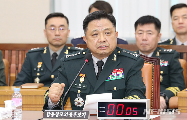 【서울=뉴시스】이종철 기자 = 박한기 합참의장 후보자가 5일 서울 여의도 국회에서 열린 국방위원회 인사청문회에서 홍영표 의원 질의에 힘차게 답변하고 있다. 2018.10.05. jc4321@newsis.com