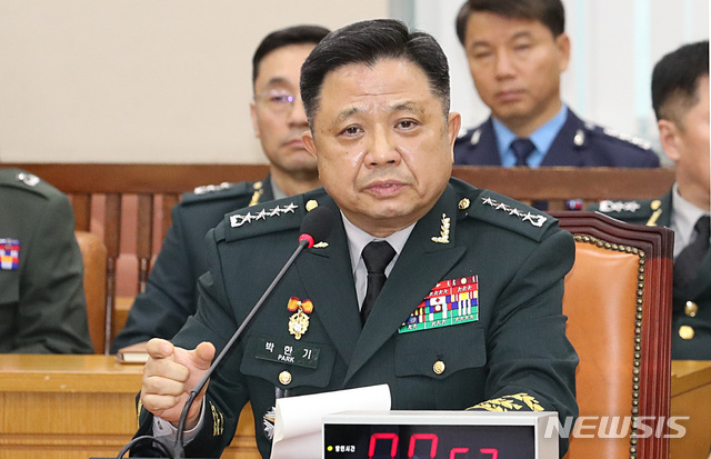 【서울=뉴시스】이종철 기자 = 박한기 합참의장 후보자가 5일 서울 여의도 국회에서 열린 국방위원회 인사청문회에서 홍영표 의원 질의에 힘차게 답변하고 있다. 2018.10.05.jc4321@newsis.com