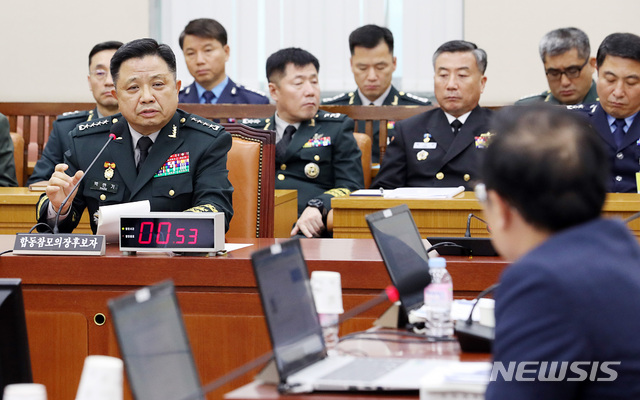 【서울=뉴시스】이종철 기자 = 박한기 합참의장 후보자가 5일 서울 여의도 국회에서 열린 국방위원회 인사청문회에서 홍영표 의원 질의에 힘차게 답변하고 있다. 2018.10.05.jc4321@newsis.com