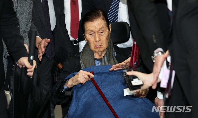 【서울=뉴시스】고범준 기자 = 신격호 롯데그룹 명예회장이 5일 오후 서울 서초구 서울중앙지방법원에서 열린 '롯데 오너가 비리' 관련 선고 공판에 출석하기 위해 법정으로 들어가고 있다. 2018.10.05.&nbsp; bjko@newsis.com