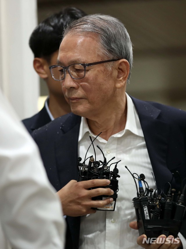 【서울=뉴시스】고범준 기자 = 김기춘 전 청와대 비서실장이 5일 오후 서울 서초구 서울중앙지방법원에서 열린 화이트리스트’ 사건과 관련 1심 선고 재판에 출석하고 있다. 2018.10.05. bjko@newsis.com