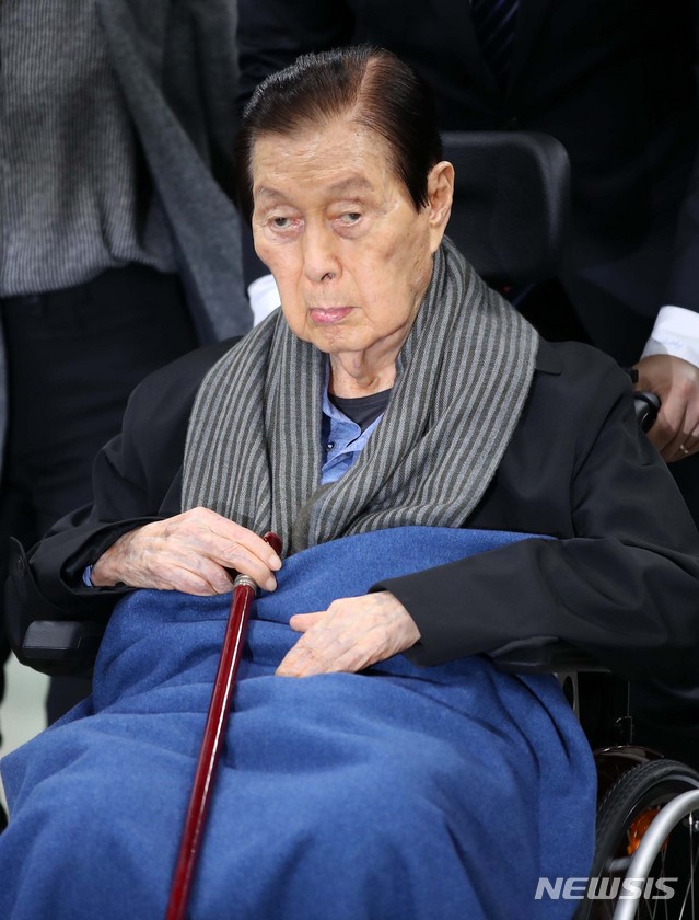 【서울=뉴시스】고범준 기자 = 신격호 롯데그룹 명예회장이 지난달 5일 오후 서울 서초구 서울중앙지법에서 열린 '롯데 오너가 비리' 관련 선고 공판을 마치고 법원을 나서고 있다. 2018.10.05. bjko@newsis.com