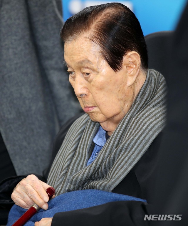 【서울=뉴시스】고범준 기자 = 신격호 롯데그룹 명예회장이 지난해 10월 서울 서초구 서울중앙지방법원에서 열린 '롯데 오너가 비리' 관련 선고 공판을 마치고 법원을 나가고 있다. 2018.10.05. bjko@newsis.com