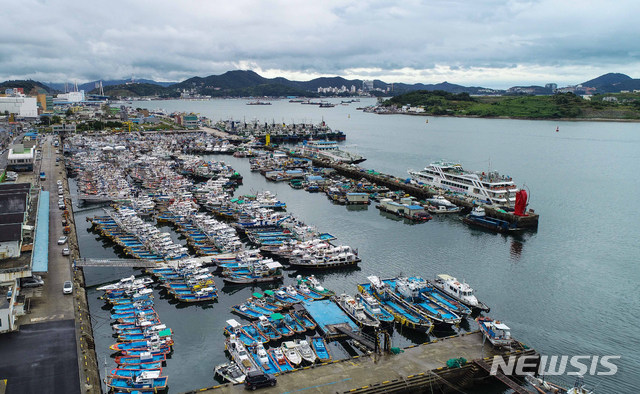 【여수=뉴시스】김석훈 기자 = 제25호 태풍 '콩레이(KONG-REY)'가 강풍과 많은비를 동반하며 남해안으로 접근하자 5일 전남 여수시 국동항에 소형어선과 중·소형 낚시어선들이 피항해 있다. 2018.10.05. (사진=여수시청 제공)&nbsp;&nbsp;&nbsp; kim@newsis.com