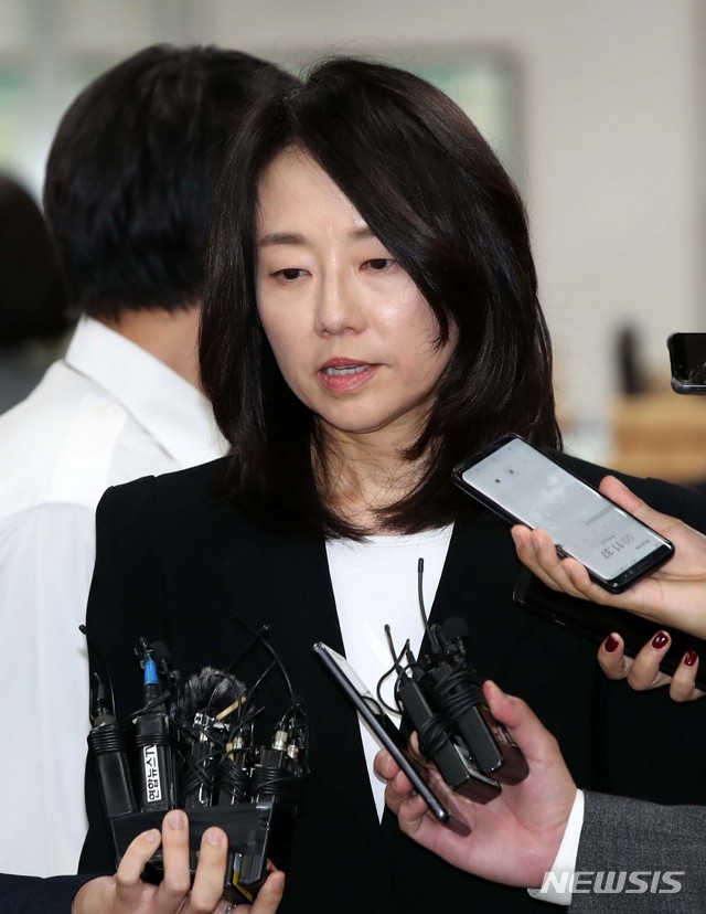 【서울=뉴시스】고범준 기자 = 조윤선 전 문화체육관광부 장관이 지난 10월5일 오후 서울 서초구 서울중앙지방법원에서 열린 화이트리스트’ 사건과 관련 선고 재판을 마치고 법원을 나가며 취재진 질문에 답변하고 있다. 2018.10.05. bjko@newsis.com