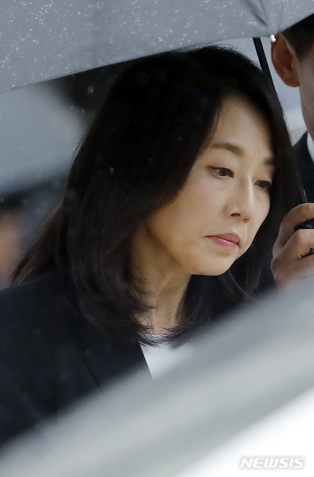 【서울=뉴시스】최동준 기자 = 조윤선 전 문화체육관광부 장관이 5일 서울 서초구 서울중앙지방법원에서 열린 '화이트 리스트' 공판에서 집행유예를 선고 받은 뒤 법원을 나오고 있다. 2018.10.05. photocdj@newsis.com