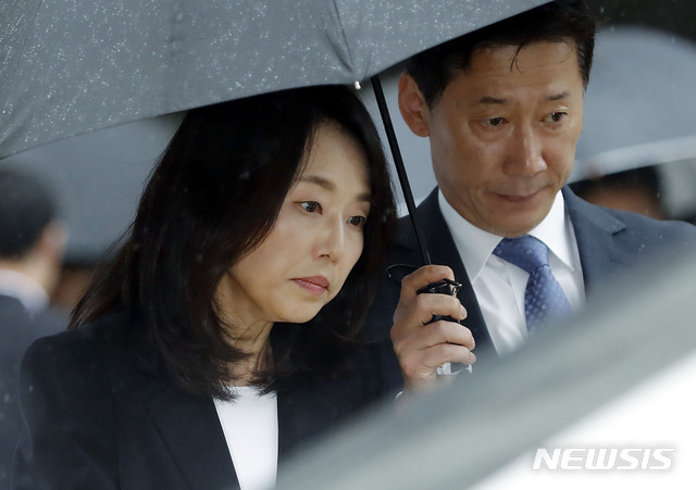 【서울=뉴시스】최동준 기자 = 조윤선 전 문화체육관광부 장관이 5일 서울 서초구 서울중앙지방법원에서 열린 '화이트 리스트' 공판에서 집행유예를 선고 받은 뒤 법원을 나오고 있다. 2018.10.05. photocdj@newsis.com