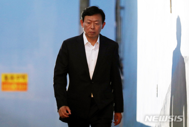 【서울=뉴시스】조성봉 기자 = '롯데 오너가 비리' 혐의로 법정구속된 신동빈 롯데그룹 회장이 5일 오후 서울 서초구 서울고등법원에서 열린 항소심에서 징역2년 6개월에 집행유예 4년을 선고받고 구치소로 향하고 있다. 2018.10.05. suncho21@newsis.com