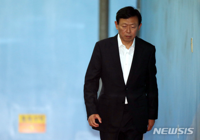 【서울=뉴시스】조성봉 기자 = '롯데 오너가 비리' 혐의로 법정구속된 신동빈 롯데그룹 회장이 5일 오후 서울 서초구 서울고등법원에서 열린 항소심에서 징역2년 6개월에 집행유예 4년을 선고받고 구치소로 향하고 있다. 2018.10.05.suncho21@newsis.com