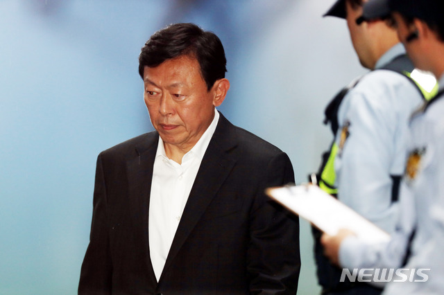 【서울=뉴시스】조성봉 기자 = '롯데 오너가 비리' 혐의로 법정구속된 신동빈 롯데그룹 회장이 5일 오후 서울 서초구 서울고등법원에서 열린 항소심에서 징역2년 6개월에 집행유예 4년을 선고받고 구치소로 향하고 있다. 2018.10.05.suncho21@newsis.com