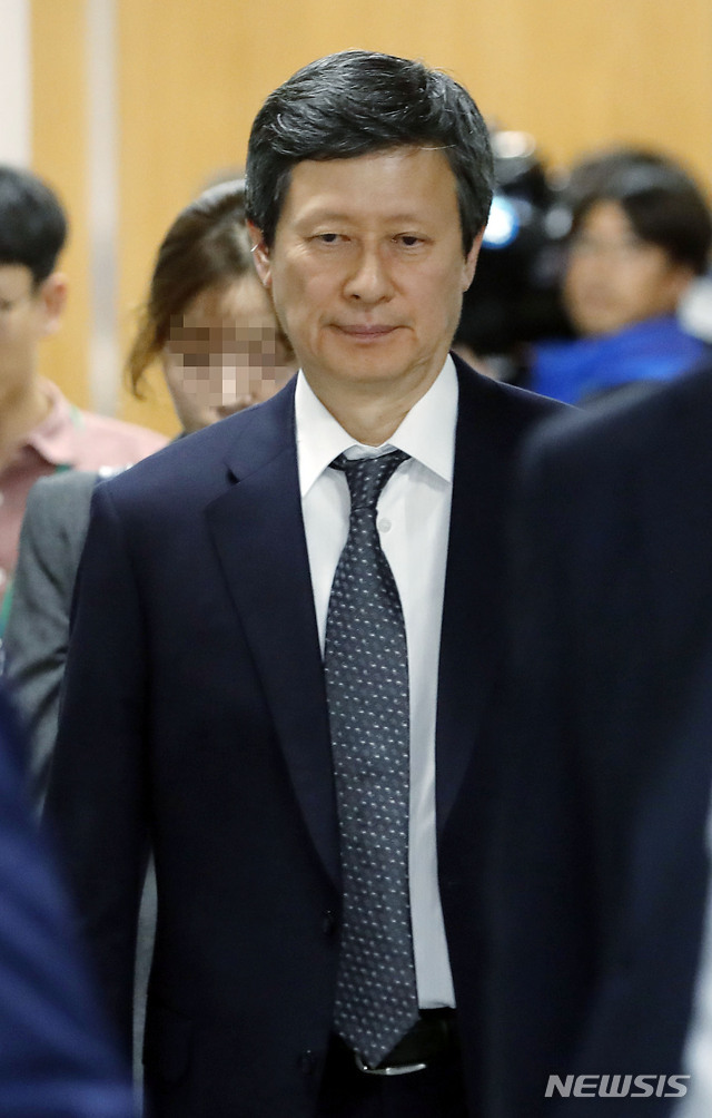 【서울=뉴시스】최동준 기자 = '경영 비리' 혐의 신동주 전 롯데홀딩스 부회장이 5일 서울 서초구 서울중앙지방법원에서 열린 항소심 공판에서 무죄를 선고 받은 뒤 법원을 나가고 있다. 2018.10.05. photocdj@newsis.com