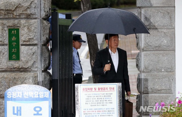 【의왕=뉴시스】고범준 기자 = 박근혜 전 대통령 측에 뇌물을 건넨 혐의 등으로 기소된 신동빈 롯데그룹 회장이 집행유예를 선고를 받고 5일 오후 경기도 의왕시 서울구치소에서 나오고 있다. 2018.10.05. bjko@newsis.com