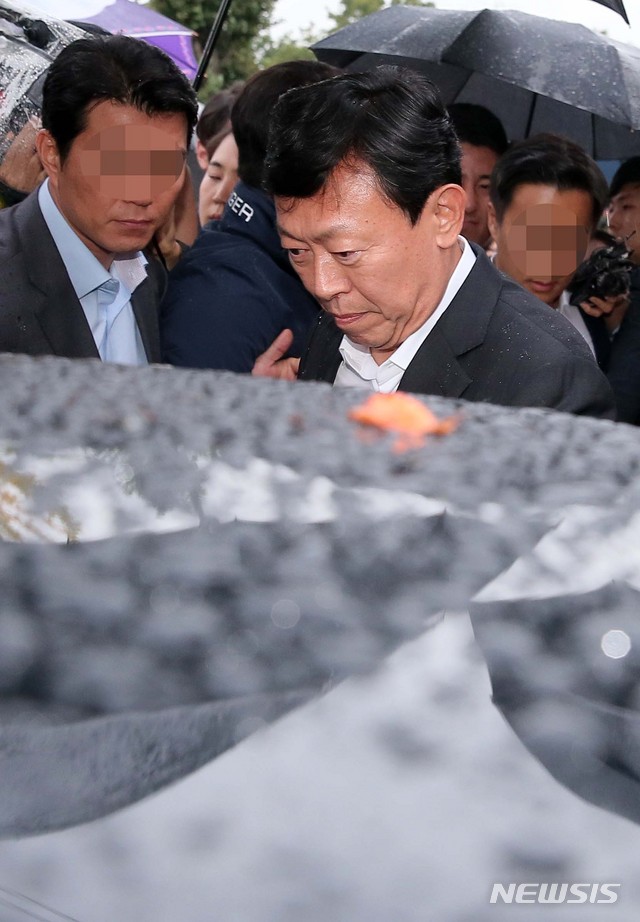 【의왕=뉴시스】고범준 기자 = 박근혜 전 대통령 측에 뇌물을 건넨 혐의 등으로 기소된 신동빈 롯데그룹 회장이 집행유예를 선고를 받고 5일 오후 경기도 의왕시 서울구치소에서 나와 준비된 차량에 타고 있다. 서울고법 형사8부(강승준 부장판사)는 신 회장의 항소심 선고공판에서 신 회장에게 징역 2년 6개월에 집행유예 4년을 선고했다. 2018.10.05. bjko@newsis.com