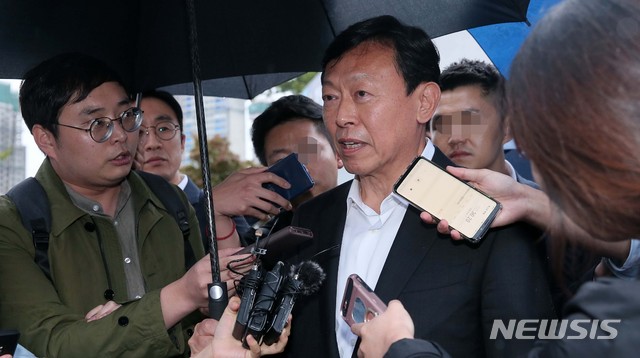 【의왕=뉴시스】고범준 기자 = 박근혜 전 대통령 측에 뇌물을 건넨 혐의 등으로 기소된 신동빈 롯데그룹 회장이 집행유예를 선고를 받고 5일 오후 경기도 의왕시 서울구치소에서 나와 취재진 질문에 답변고 있다. 서울고법 형사8부(강승준 부장판사)는 신 회장의 항소심 선고공판에서 신 회장에게 징역 2년 6개월에 집행유예 4년을 선고했다. 2018.10.05. bjko@newsis.com