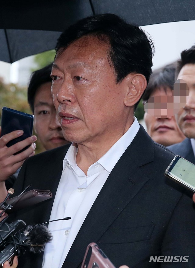 【의왕=뉴시스】고범준 기자 = 박근혜 전 대통령 측에 뇌물을 건넨 혐의 등으로 기소된 신동빈 롯데그룹 회장이 집행유예를 선고를 받고 5일 오후 경기도 의왕시 서울구치소에서 나와 취재진 질문에 답변하고 있다. 서울고법 형사8부(강승준 부장판사)는 신 회장의 항소심 선고공판에서 신 회장에게 징역 2년 6개월에 집행유예 4년을 선고했다. 2018.10.05. bjko@newsis.com