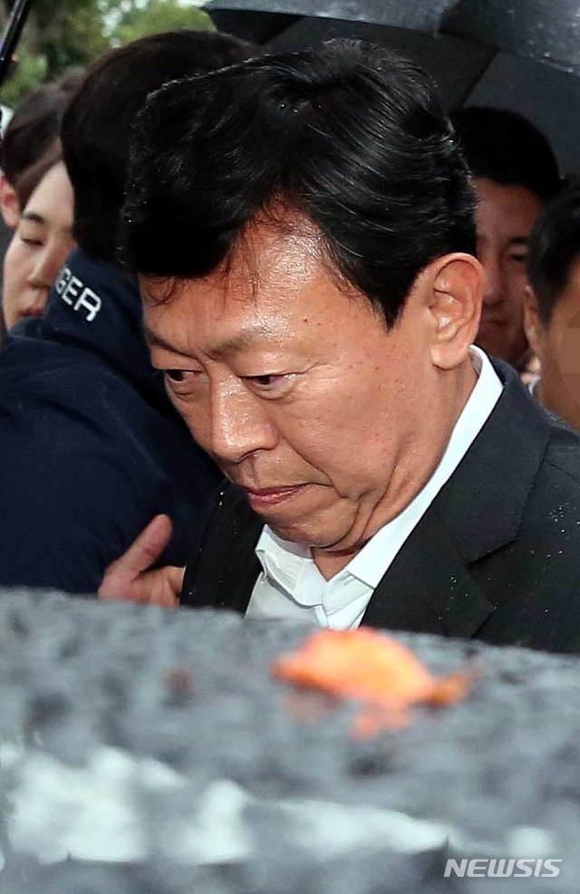 【의왕=뉴시스】고범준 기자 = 박근혜 전 대통령 측에 뇌물을 건넨 혐의 등으로 기소된 신동빈 롯데그룹 회장이 집행유예를 선고를 받고 5일 오후 경기도 의왕시 서울구치소에서 나와 준비된 차량에 타고 있다.&nbsp; 서울고법 형사8부(강승준 부장판사)는 신 회장의 항소심 선고공판에서 신 회장에게 징역 2년 6개월에 집행유예 4년을 선고했다. 2018.10.05.&nbsp; bjko@newsis.com 