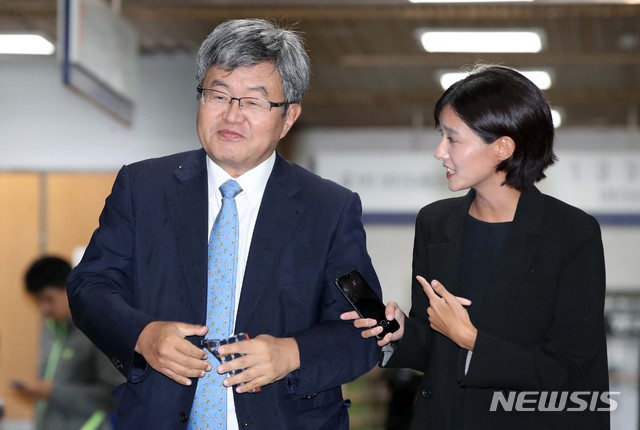 【서울=뉴시스】고범준 기자 = 이명박 전 대통령에 대한 1심 선고공판이 서울 서초구 서울중앙지방법원에서 열린 지난 10월5일 오후 이 전 대통령측 강훈 변호사가 법정으로 들어가고 있다. 2018.10.05. bjko@newsis.com