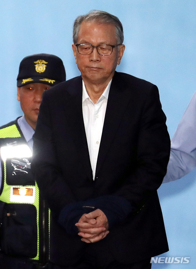 【서울=뉴시스】조성봉 기자 = 김기춘 전 청와대 비서실장이 지난 5일 오후 서울 서초구 서울중앙지방법원에서 열린 화이트리스트’ 사건과 관련 1심 선고에서 징역 1년 6개월을 선고받고 구치소로 향하고 있다. 2018.10.05.suncho21@newsis.com