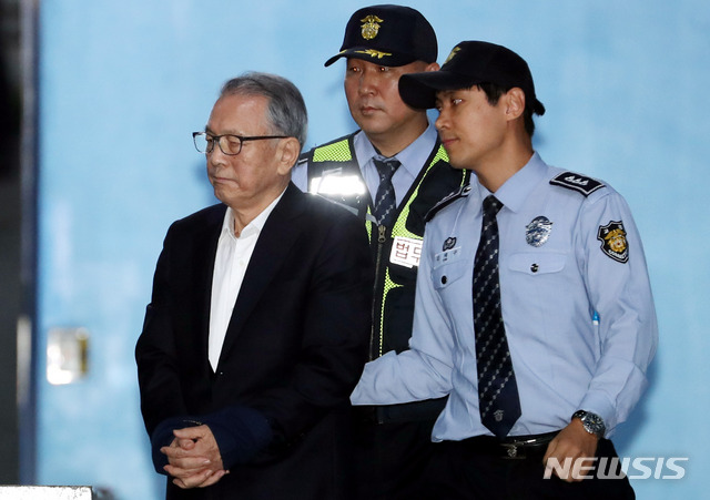 【서울=뉴시스】조성봉 기자 = 김기춘 전 대통령 비서실장이 지난 5일 오후 서울 서초구 서울중앙지법에서 열린 화이트리스트’ 사건 1심 선고에서 징역 1년 6개월을 선고받고 구치소로 향하고 있다. 2018.10.05.suncho21@newsis.com