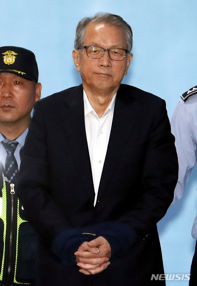 【서울=뉴시스】조성봉 기자 = 김기춘 전 청와대 비서실장이 5일 오후 서울 서초구 서울중앙지방법원에서 열린 화이트리스트’ 사건과 관련 1심 선고에서 징역 1년 6개월을 선고받고 구치소로 향하고 있다. 2018.10.05.suncho21@newsis.com