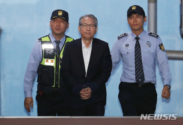 【서울=뉴시스】조성봉 기자 = 김기춘 전 청와대 비서실장이 지난달 5일 오후 서울 서초구 서울중앙지법에서 열린 화이트리스트’ 사건 1심에서 징역 1년6개월을 선고받고 구치소로 향하고 있다. 2018.10.05.suncho21@newsis.com