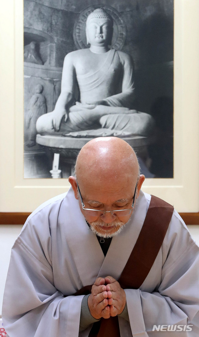 【서울=뉴시스】추상철 기자 = 청정승가 구현을 위한 결사모임인 정정법회 대표 설조스님이 5일 오후 서울 종로구 해영회관 별관에 마련된 정정법회에서 합장하고 있다. 2018.10.05. scchoo@newsis.com