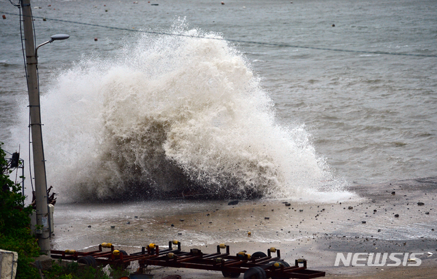 【여수=뉴시스】변재훈 기자 = 25호 태풍 '콩레이'가 북상하고 있는 5일 전남 여수시 만흥동 만성리 검은모래 해변 인근 방파제에 거센 파도가 치고 있다. 2018.10.05.&nbsp; wisdom21@newsis.com 