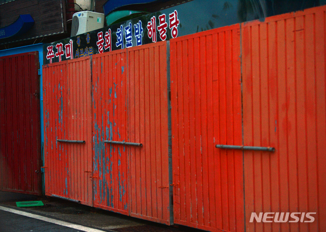 【여수=뉴시스】변재훈 기자 = 25호 태풍 '콩레이'가 북상하는 5일 전남 여수시 만흥동 한 식당에 강풍 피해를 막기 위한 철제 문이 설치돼 있다. 2018.10.05.&nbsp; wisdom21@newsis.com