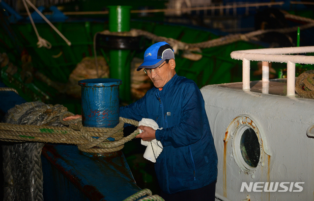 【여수=뉴시스】변재훈 기자 = 25호 태풍 '콩레이'가 북상하는 5일 전남 여수시 국동항에서 한 어민이 피항한 어선의 정박 밧줄을 확인하고 있다. 2018.10.05.&nbsp; wisdom21@newsis.com