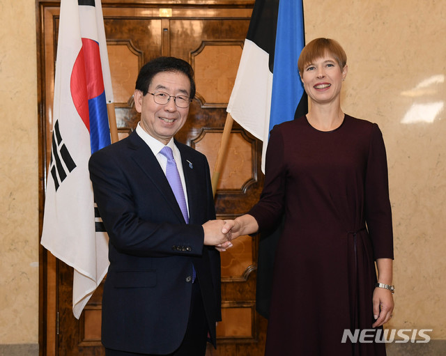 【서울=뉴시스】추상철 기자 = 박원순 시장이 5일 오전(현지시각) 에스토니아 대통령궁에서 케르스티 칼유라이드(Kersti Kaljulaid) 대통령과 손을 맞잡고 있다. 2018.10.05. (사진 = 서울시 제공)photo@newsis.com
