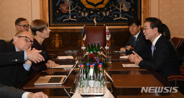 【서울=뉴시스】추상철 기자 = 박원순 시장이 5일 오전(현지시각) 에스토니아 대통령궁에서 케르스티 칼유라이드(Kersti Kaljulaid) 대통령과 대화하고 있다. 2018.10.05. (사진 = 서울시 제공)photo@newsis.com