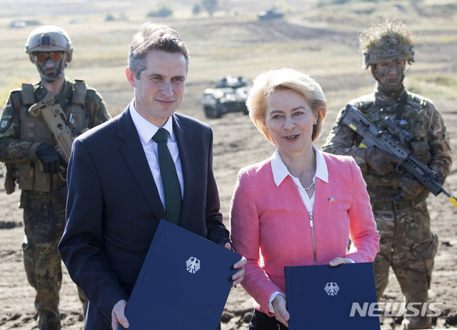 영국의 윌리엄슨 국방장관이 10월5일 독일 아우구스트도르프에서 독일의 우르술라 폰데르 레이엔 국방장관과 안보 및 방위 협력강화 문건에 서명한 뒤 포즈를 취하고 있다&nbsp; AP