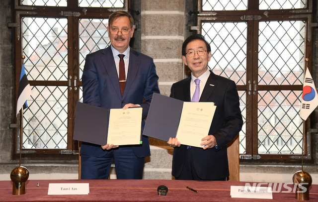 【서울=뉴시스】추상철 기자 = 에스토니아를 방문중인 박원순 시장이 5일 오전(현지시각) 탈린시청을 방문해 타비 아스(Taavi Aas) 시장과 도시 간 우호협력 양해각서를 체결하고 있다. 2018.10.05. (사진 = 서울시 제공) photo@newsis.com