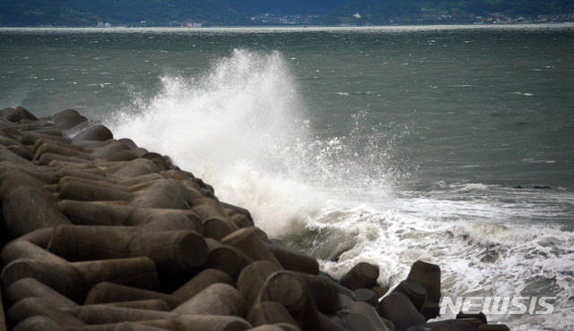【여수=뉴시스】변재훈 기자 = 25호 태풍 '콩레이'가 북상하는 가운데 5일 전남 여수시 만흥동 만성리 검은모래 해변 인근 방파제에 높은 파도가 몰아치고 있다. 2018.10.05. wisdom21@newsis.com