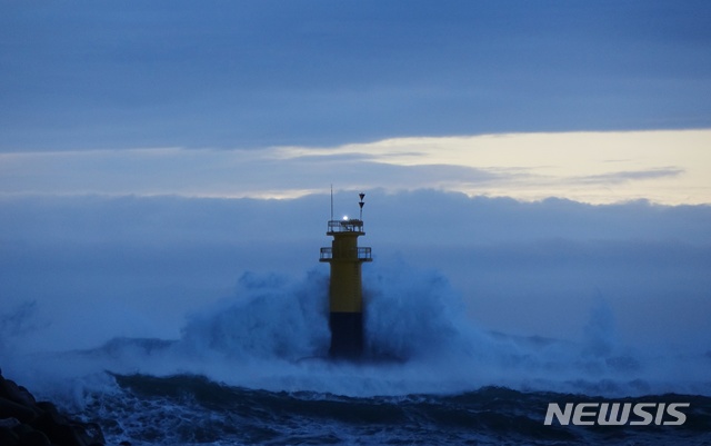 【제주=뉴시스】배상철 기자 = 제25호 태풍 '콩레이'가 근접하고 있는 6일 오전 제주도 서귀포시 남원포구에 파도가 태풍의 위력을 보여주려는 듯 등대 높이까지 치솟고 있다. 2018.10.06.bsc@newsis.com