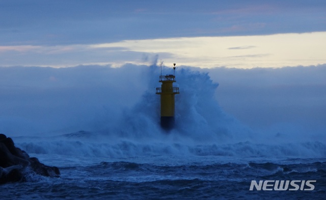 【제주=뉴시스】배상철 기자 = 제25호 태풍 '콩레이'가 근접하고 있는 6일 오전 제주도 서귀포시 남원포구에 파도가 태풍의 위력을 보여주려는 듯 등대 높이까지 치솟고 있다. 2018.10.06. bsc@newsis.com 