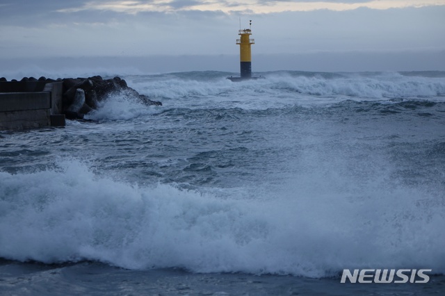 【제주=뉴시스】배상철 기자 = 제25호 태풍 '콩레이'가 근접하고 있는 6일 오전 제주도 서귀포시 남원포구에 파도가 태풍의 위력을 보여주려는 듯 치솟고 있다. 2018.10.06. bsc@newsis.com 