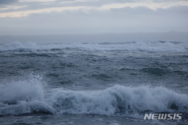 【제주=뉴시스】배상철 기자 = 제25호 태풍 '콩레이'가 근접하고 있는 6일 오전 제주도 서귀포시 남원포구에 파도가 태풍의 위력을 보여주려는 듯 치솟고 있다. 2018.10.06. bsc@newsis.com 
