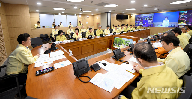 【안동=뉴시스】류상현 기자 = 태풍 콩레이의 북상으로 경북도가 6일 오전 긴급 대책회의를 열고 있다. 2018.10.06 (사진=경북도 제공) photo@newsis.com 