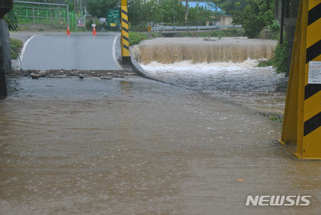 【김천=뉴시스】김덕용 기자 = 태풍 주의보가 발령된 6일 오후 김천시 아포읍 송천리~금계리 마을로 들어가는 하천에 물이 넘쳐 도로가 통제되고 있다. 2018.10.06(사진=뉴시스DB)&nbsp; photo@newsis.com