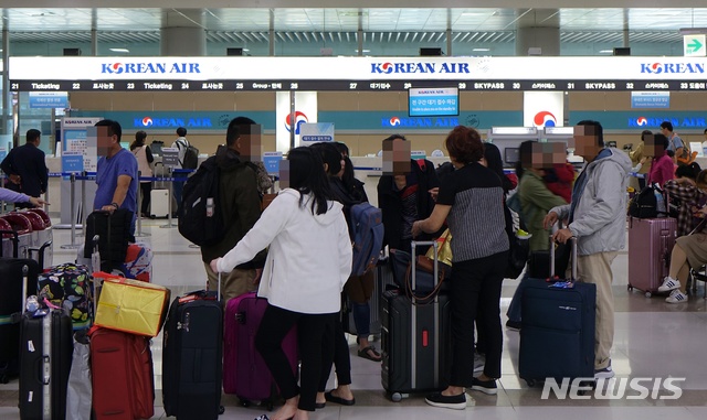 【제주=뉴시스】배상철 기자 = 제25호 태풍 ‘콩레이’의 영향으로 지난 5일 오후 6시부터 전면 중단됐던 제주공항이 6일 오전 11시께부터 국내선 운항을 시작한 가운데 관광객들이 수속을 위해 모여 있다. 부산과 여수행 국내선은 아직 결항 상태다. 2018.10.06.&nbsp; bsc@newsis.com 