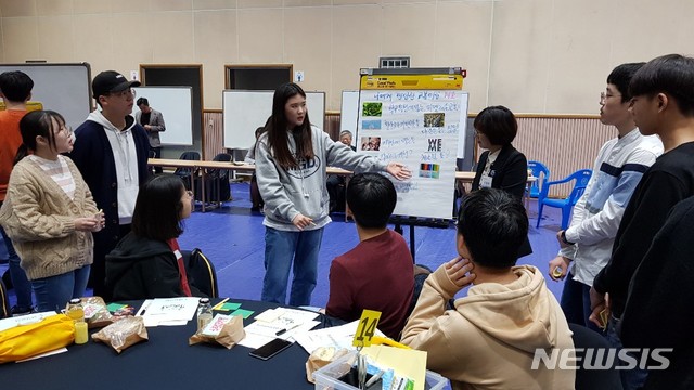【서울=뉴시스】지난 6일 성동공고에서 열린 편안한 교복 공론화 1차 토론회에서 참가 학생이 편안한 교복에 대한 자신의 생각을 설명하고 있다. (자료사진)