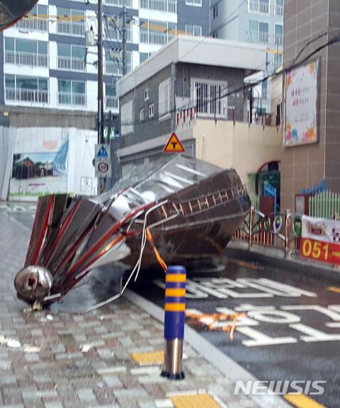 【부산=뉴시스】 하경민 기자 = 제25호 태풍 '콩레이'가 상륙한 6일 오전 부산 서구의 한 교회 종탑이 강풍에 지상으로 추락했다. 2018.10.06. (사진=부산경찰청 제공) yulnetphoto@newsis.com 