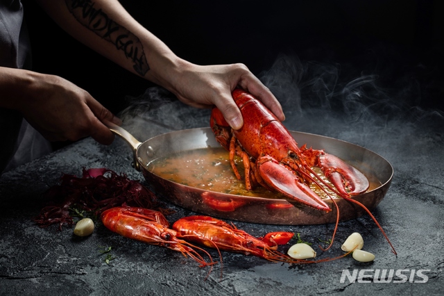 세인트 레지스 마카오 코타이 센트럴 '더 마노'의 '로브스터를 곁들인 포르투갈식 해산물 라이스 캐서롤'&nbsp; (사진 제공=세인트 레지스 마카오 코타이 센트럴)