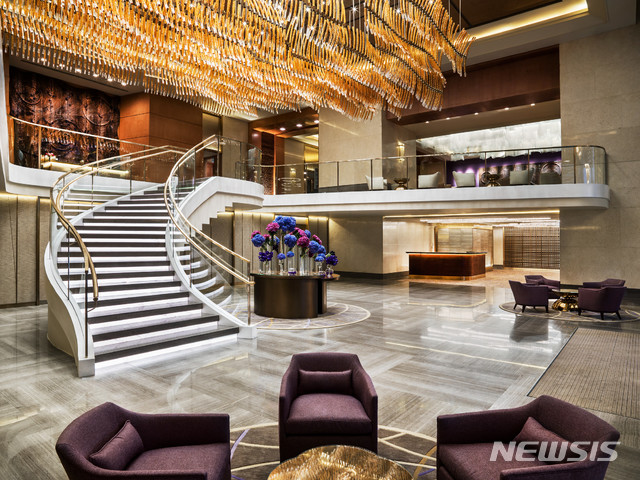 세인트 레지스 마카오 코타이 센트럴 로비 (사진 제공=세인트 레지스 마카오 코타이 센트럴)