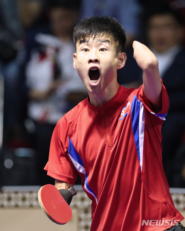 【서울=뉴시스】 6일 인도네시아 자카르타의 에코벤션 안촐에서 열린 2018 인도네시아 장애인아시안게임 남자 탁구 단식(장애등급 TT7) 1회전에서 경기를 하고 있는 북측 김영록. (사진 = 대한장애인체육회 제공)