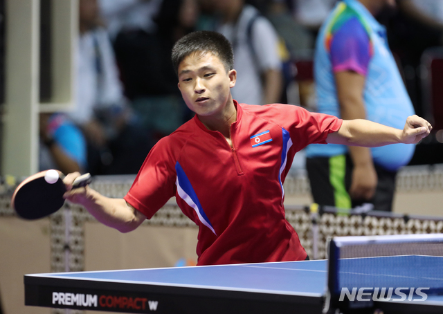 【서울=뉴시스】 6일 인도네시아 자카르타의 에코벤션 안촐에서 열린 2018 인도네시아 장애인아시안게임 남자 탁구 단식(장애등급 TT7) 1회전에서 경기를 하고 있는 북측 박금진. (사진 = 대한장애인체육회 제공)