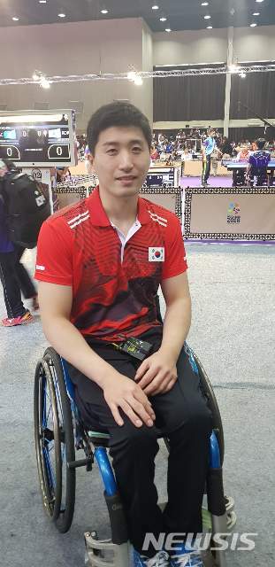 【자카르타=뉴시스】김희준 기자 = 한국 장애인 탁구 김영건이 6일(한국시간) 인도네시아 자카르타의 에코벤션 안촐에서 열린 2018 인도네시아 장애인아시안게임 남자 탁구 단식 1회전을 마친 뒤 포즈를 취하고 있다. 2010. 10.06jinxijun@newsis.com