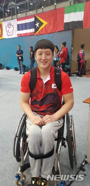 【자카르타=뉴시스】김희준 기자 = 한국 장애인 탁구 김영건이 6일(한국시간) 인도네시아 자카르타의 에코벤션 안촐에서 열린 2018 인도네시아 장애인아시안게임 남자 탁구 단식 1회전을 마친 뒤 포즈를 취하고 있다. 2010. 10.06jinxijun@newsis.com